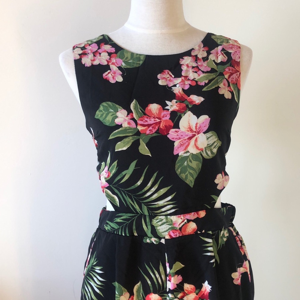 2/$40⚡️ NWT Jumpsuit w Cutout Back Floral